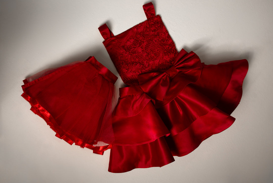 Apron with detachable tulle skirt